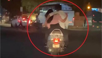 Photo of दिल्ली की सड़क पर इश्क और रिस्क! चलती स्कूटी पर कप्पल की आशिकी का वायरल हुआ Video